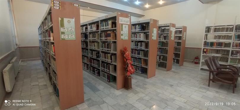 مخزن اصلی  کتابخانه با بیش از 18000 جلد کتاب.