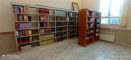 بخش مرجع کتابخانه با بیش از 850 جلد کتاب مرجع .که هم برای کودکان مناسب است و هم برای بزرگسالان