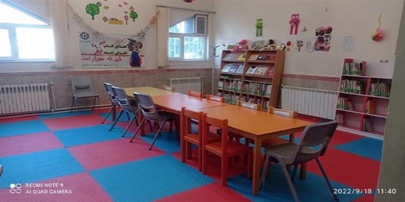 بخش کودک کتابخانه با کفپوش مناسب بچه ها و بیش از 2000 نسخه کتاب وچندین نو اسباب بازی